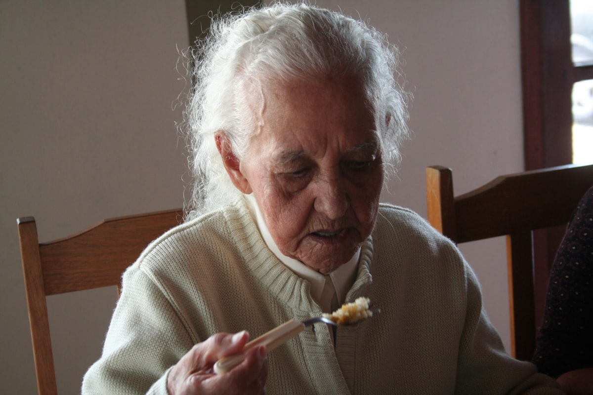 Personas mayores activas disfrutando de hábitos saludables